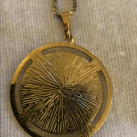 Vintage Necklace with Doves on a Round Pendant - Picture 3 of 4